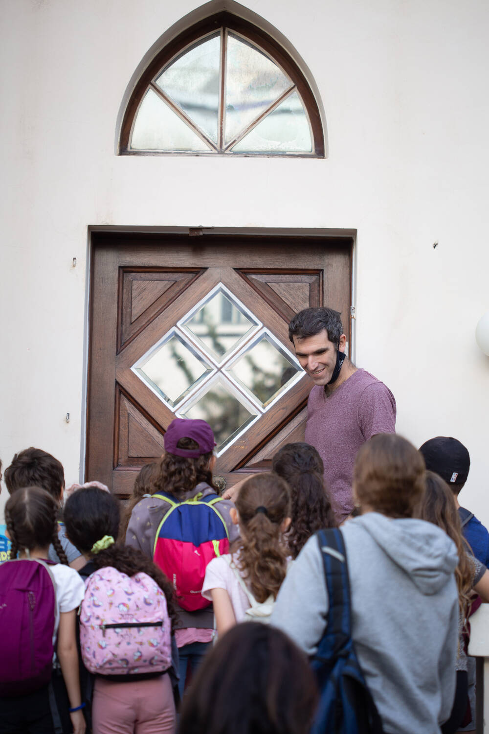 מדריך עם קבוצת ילדים מחוץ לבית ביאליק