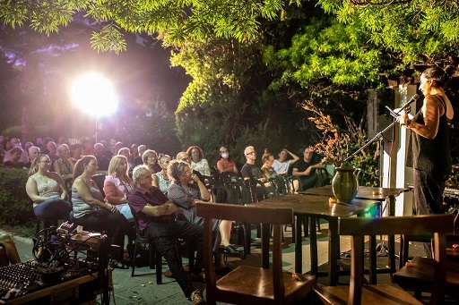 קהל האירוע בגינת בית ביאליק