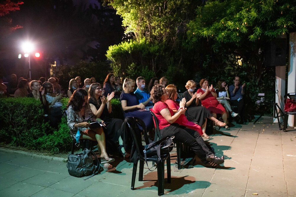 צילום של הקהל בגינת בית ביאליק