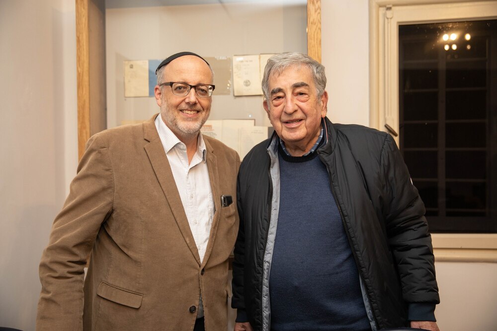 הסופר חיים באר והרב יוסף סאקס