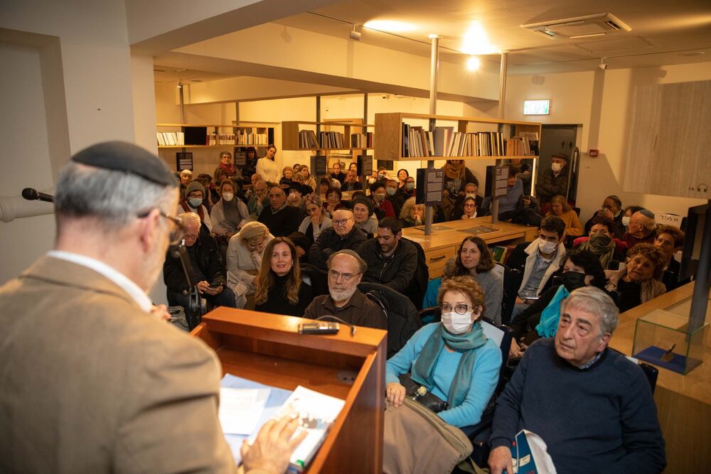 הרב יוסף (ג'פרי) סאקס מנהל אגף המחקר בדברי קישור במהלך האירוע