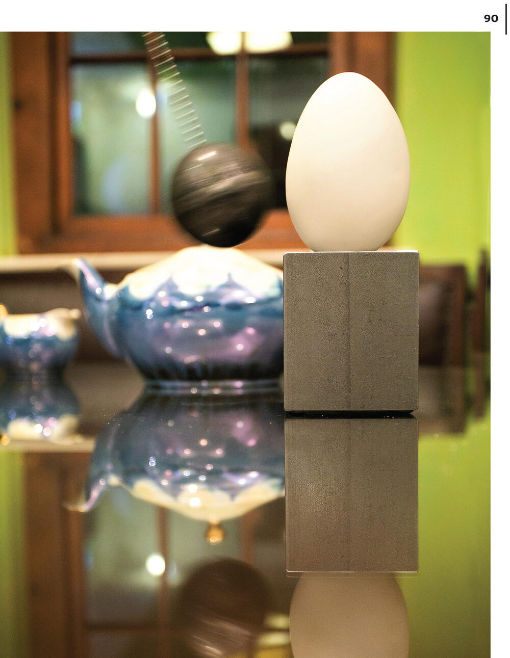 יצירת אומנות של ליטל רובינשטיין מציגה קומקום תה וביצה