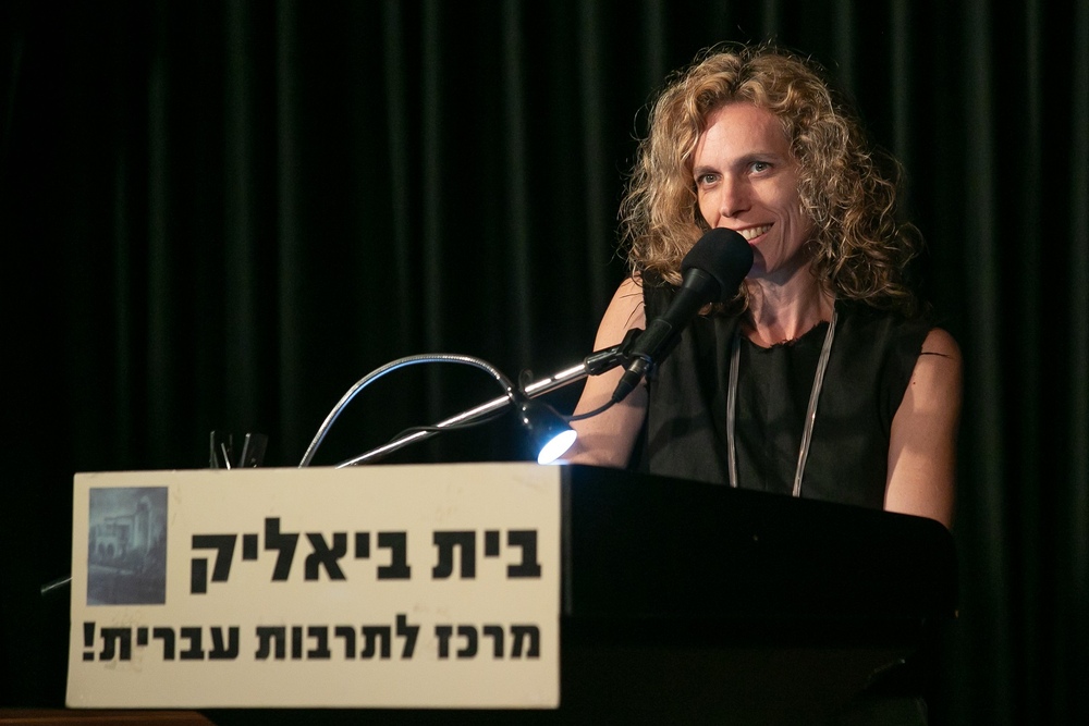 קרן קוך מנחה