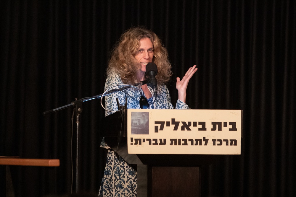 קרן קוך מנחה