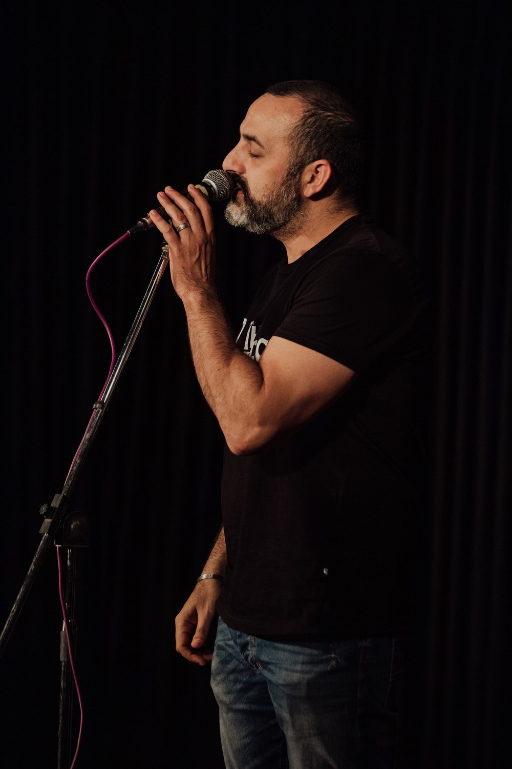קובי אפללו מנגן ושר