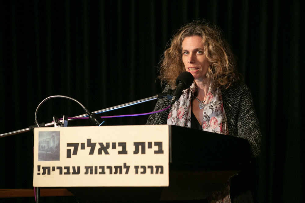 קרן קוך מנחה