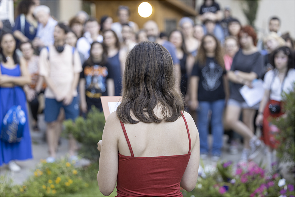 תלמידה מקריאה שיר